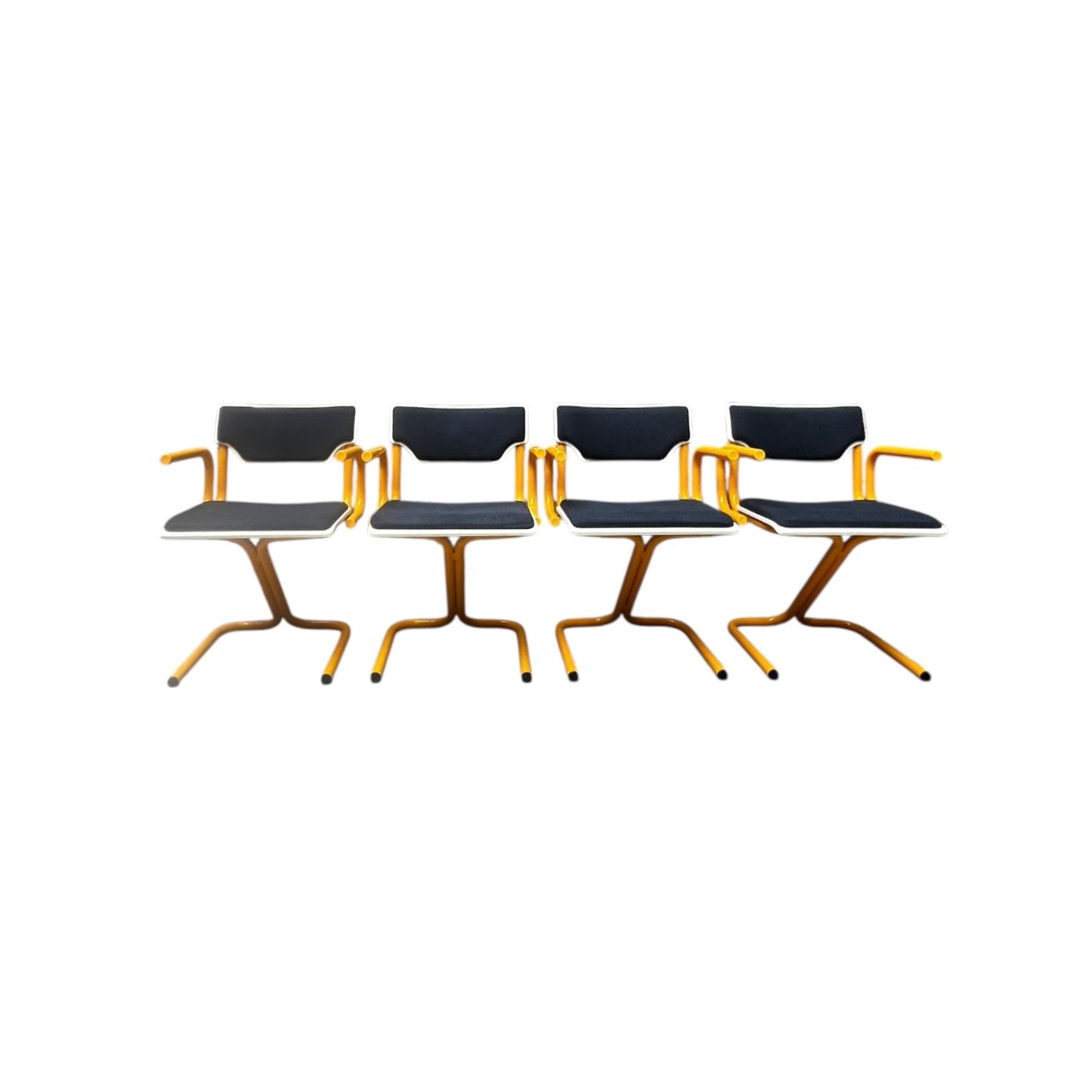 Set aus 4 Stühlen und Tisch