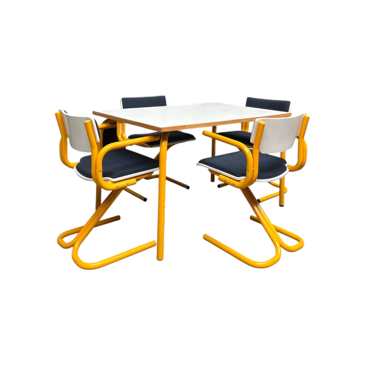 Set aus 4 Stühlen und Tisch