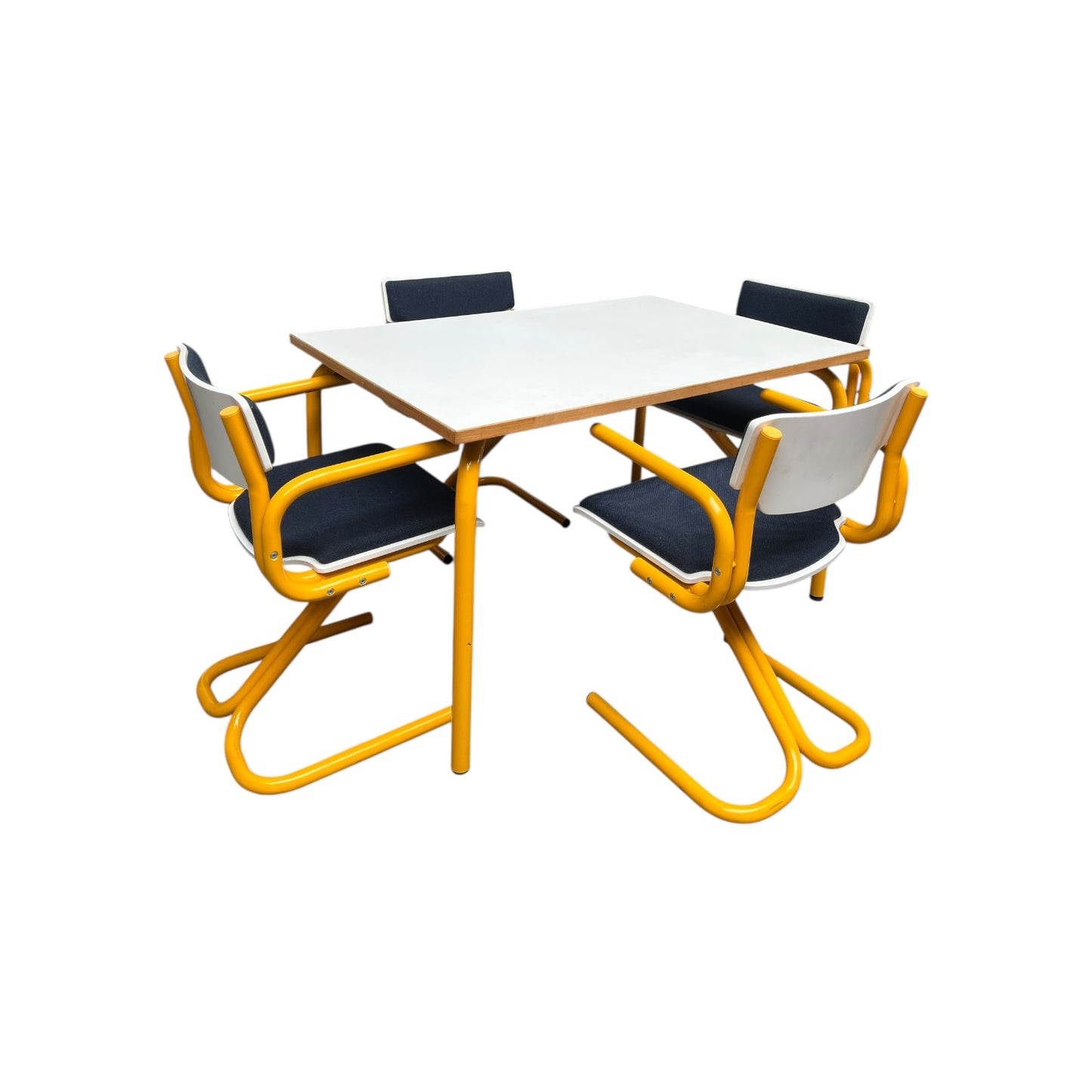 Set aus 4 Stühlen und Tisch