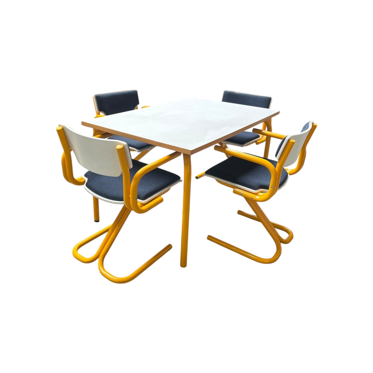 Set aus 4 Stühlen und Tisch