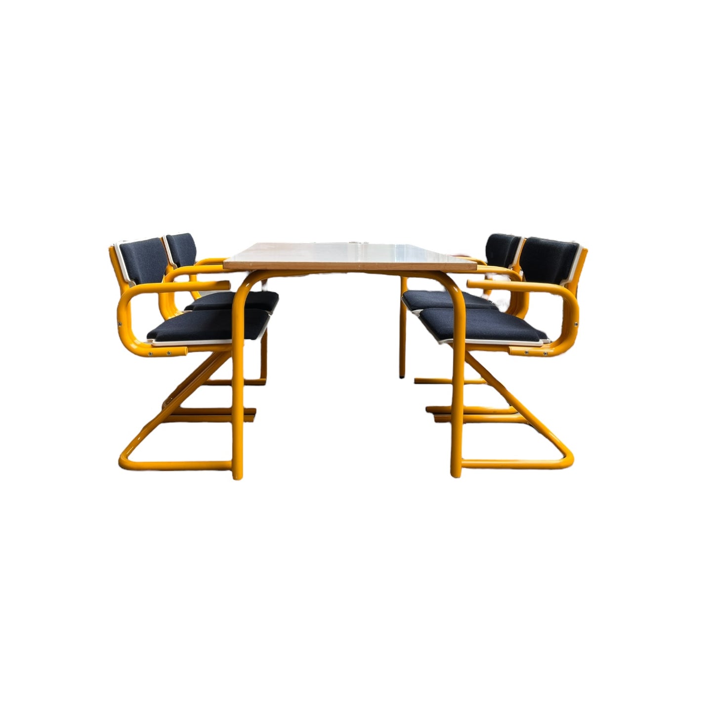 Set aus 4 Stühlen und Tisch