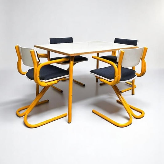 Set aus 4 Stühlen und Tisch